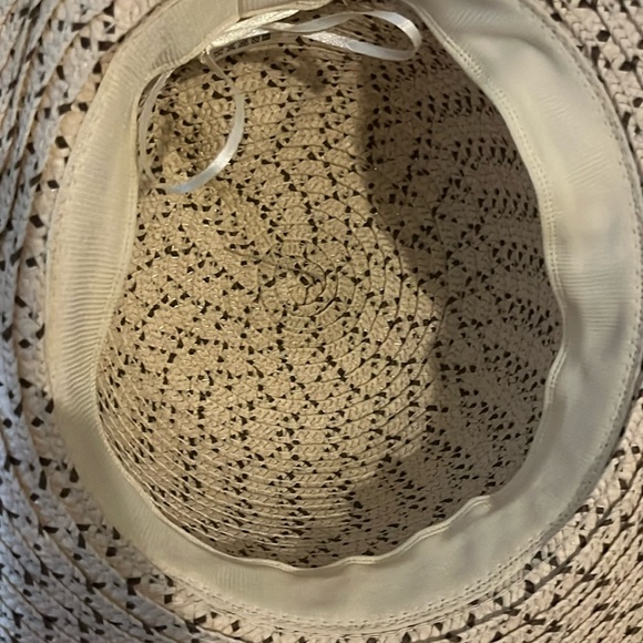 Straw hat size regular nwot! Wide rim with wire shaping. - Picture 2 of 7